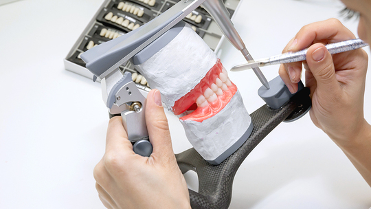 一流の腕のいい歯科技工士と連携 - 新橋入れ歯専門外来・日比谷公園前  